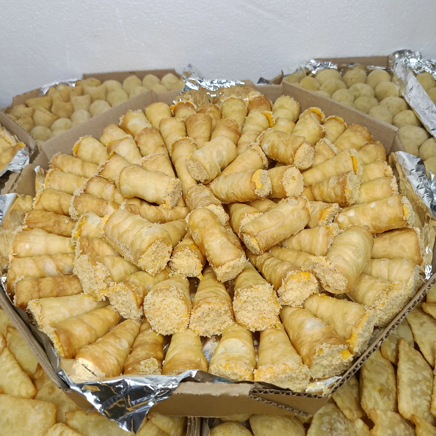 Salgadinhos canudinhos 100und